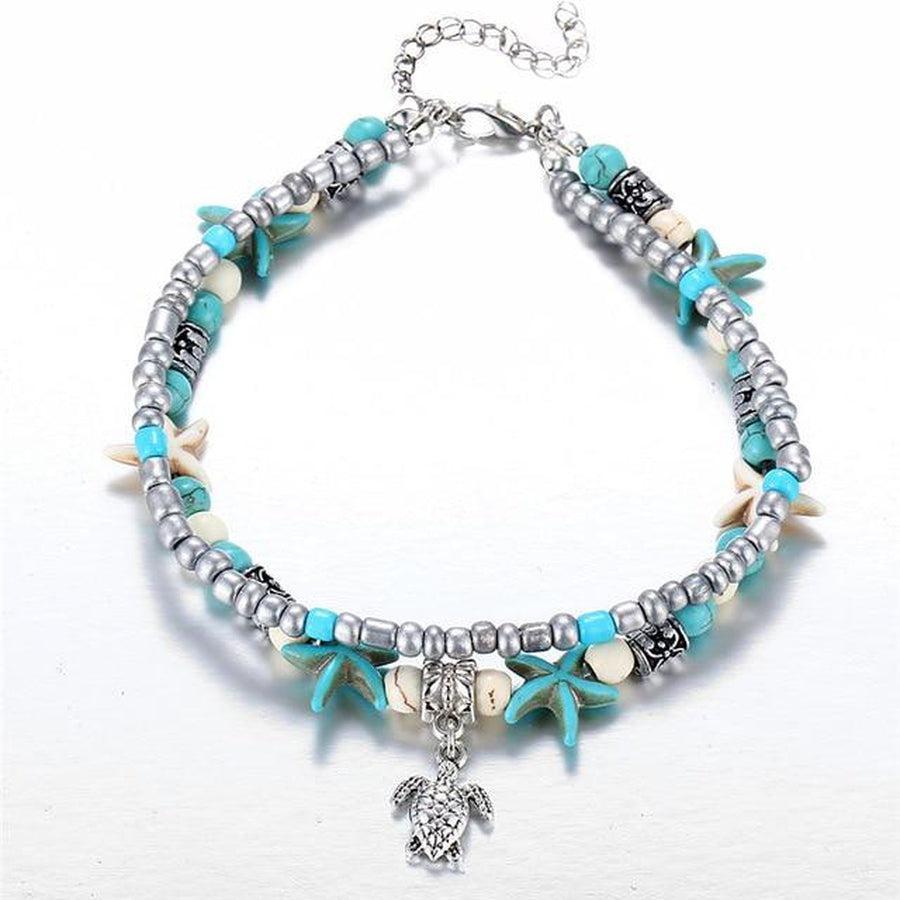 Bracelet de cheville élégant en métal doré sur fond blanc