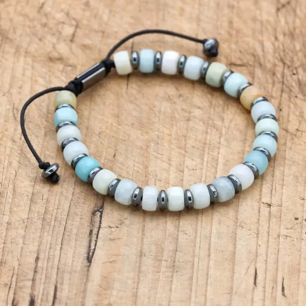 Bracelet en amazonite et hématite sur fond blanc