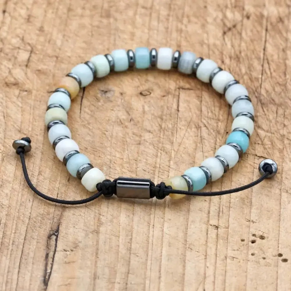 Gros plan sur les perles d'amazonite et d'hématite