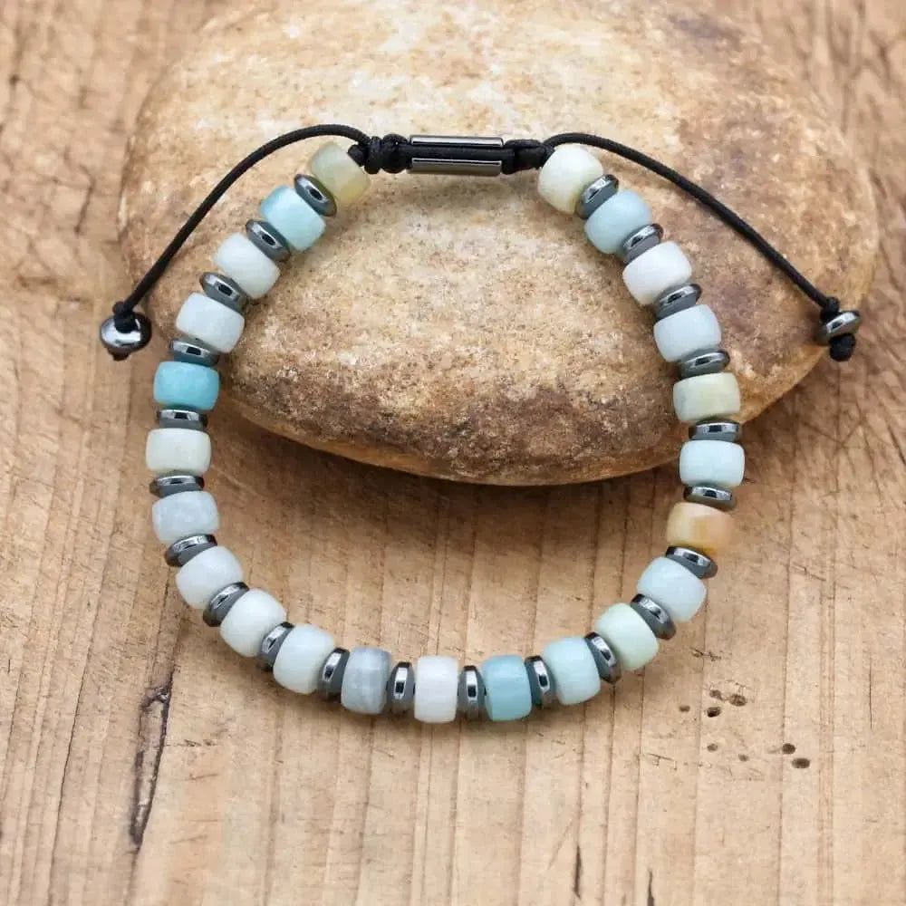 Bracelet posé sur une surface en bois clair
