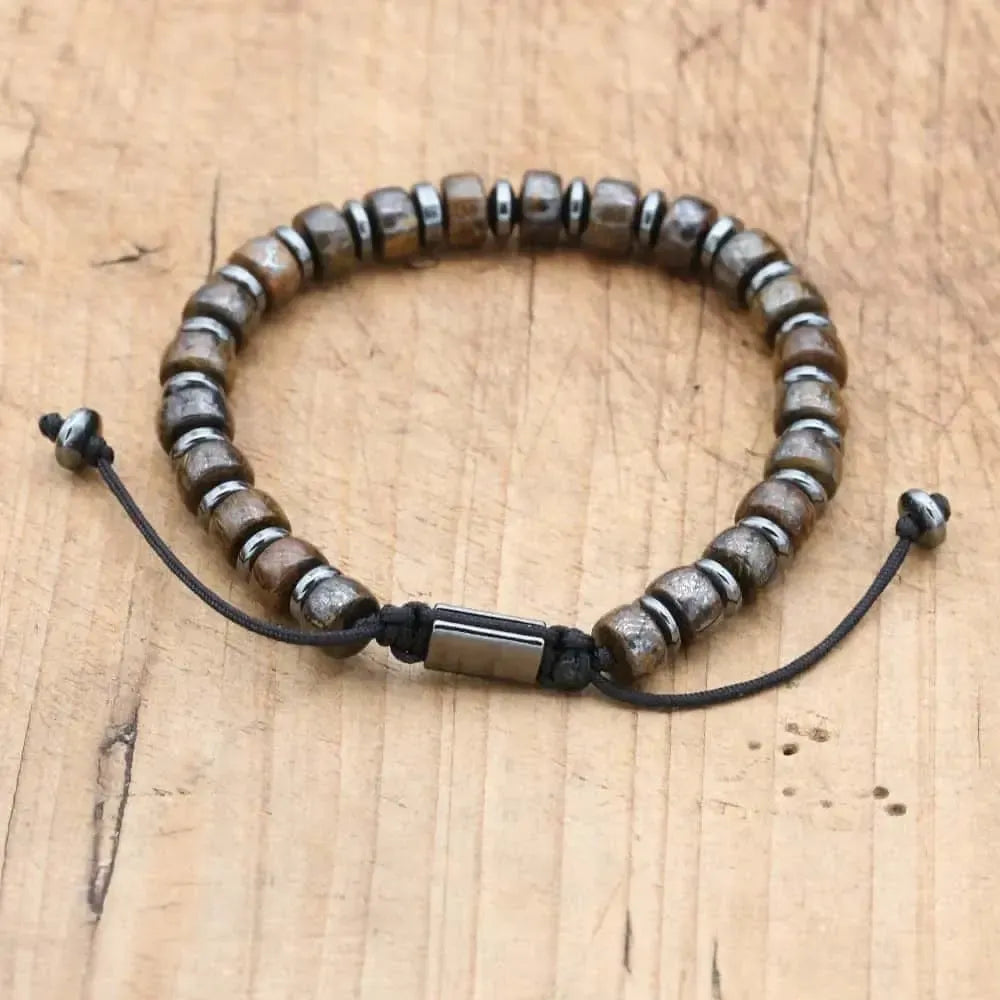 Bracelet Bronzite et Hématite sur fond clair, perles visibles