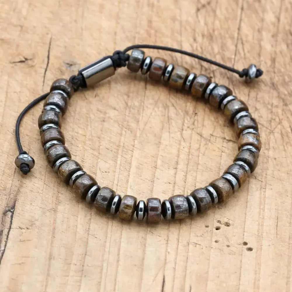 Gros plan sur les perles de Bronzite et Hématite du bracelet