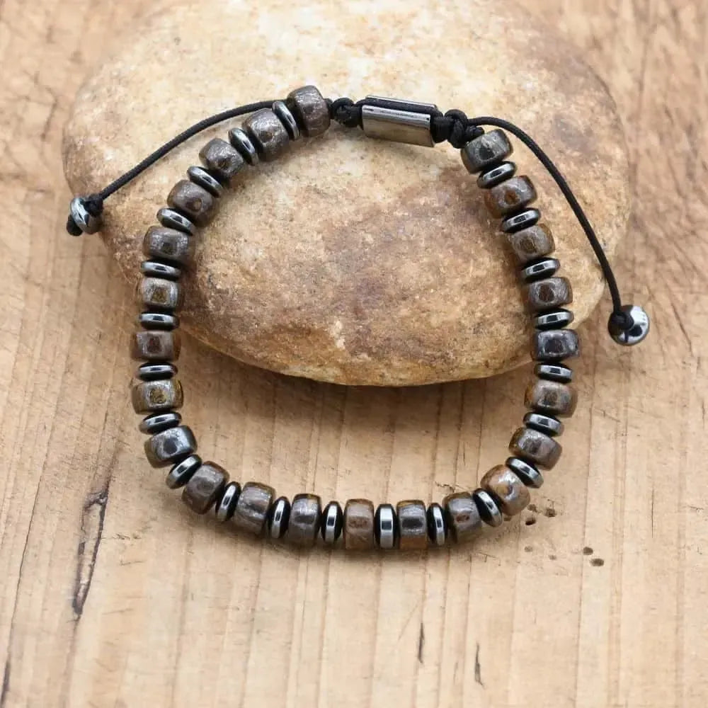 Vue latérale du bracelet avec détails des pierres naturelles
