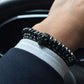 Ensemble du bracelet avec perles sombres et détails métalliques
