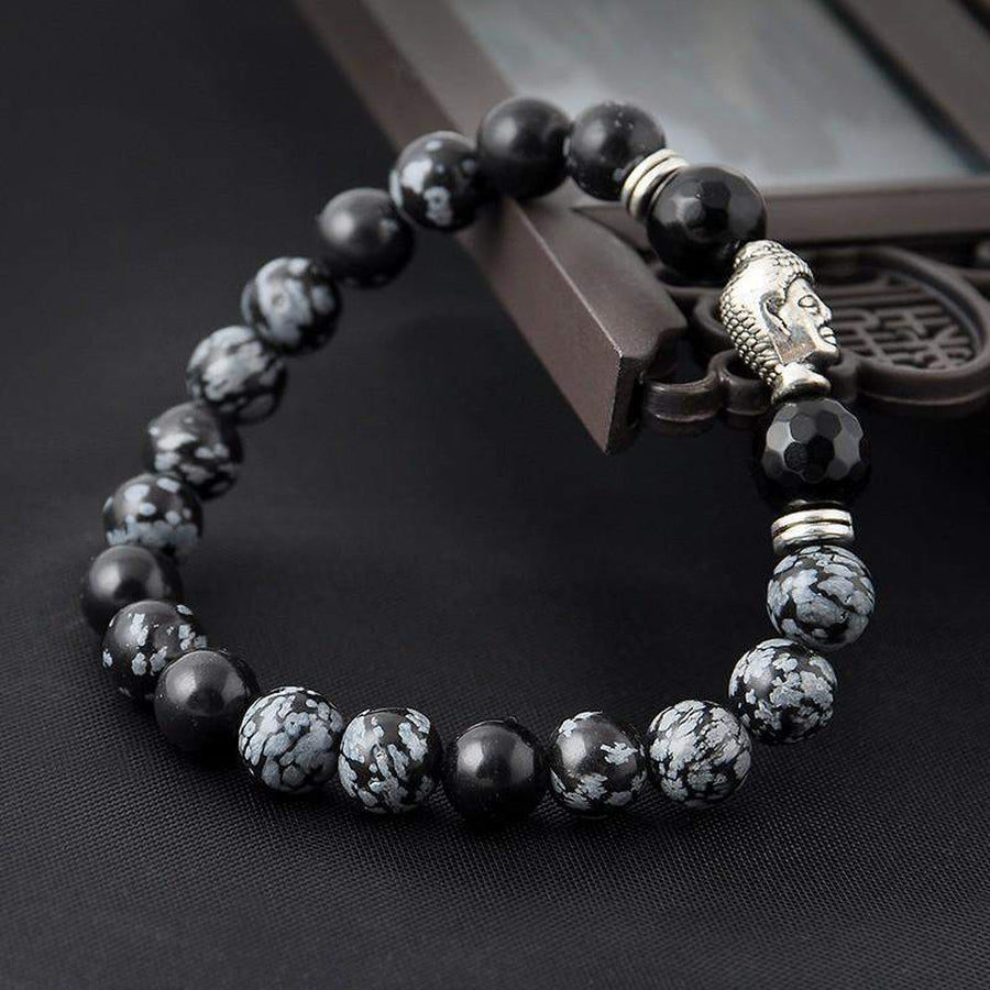 Gros plan sur le détail sculpté du Bouddha sur le bracelet