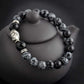 Bracelet Bouddha posé sur une surface en bois clair