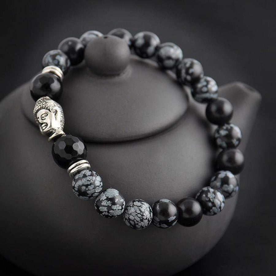 Bracelet Bouddha posé sur une surface en bois clair