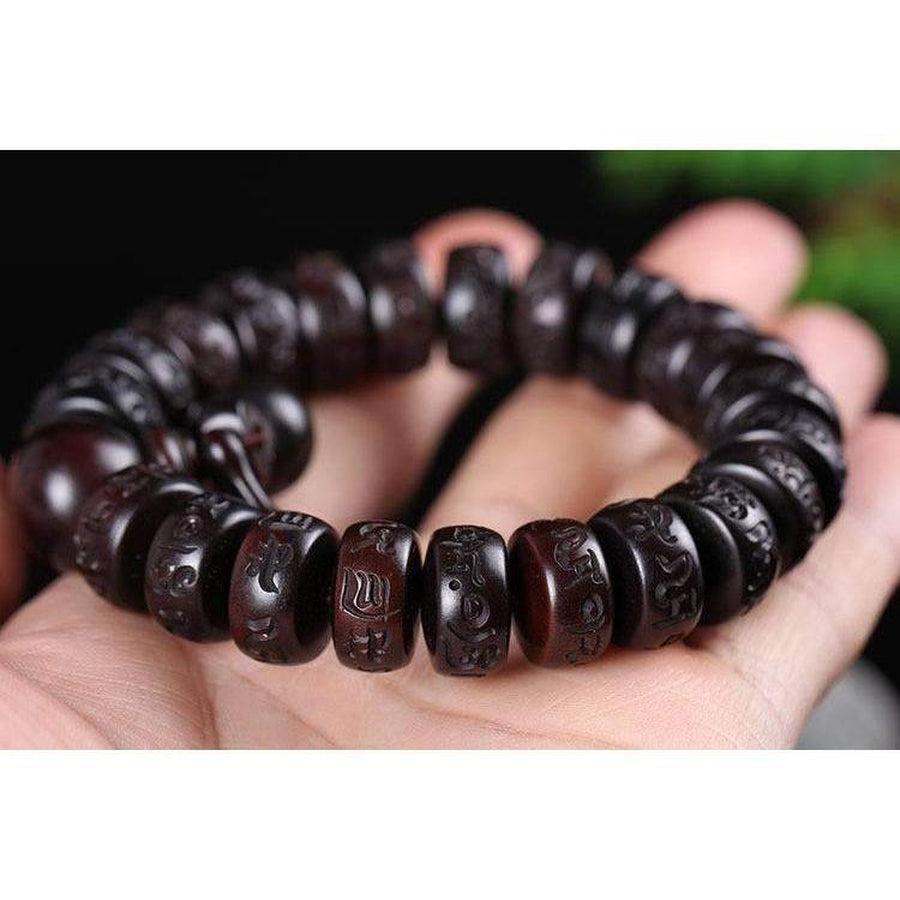 Bracelet de méditation posé sur une surface en bois