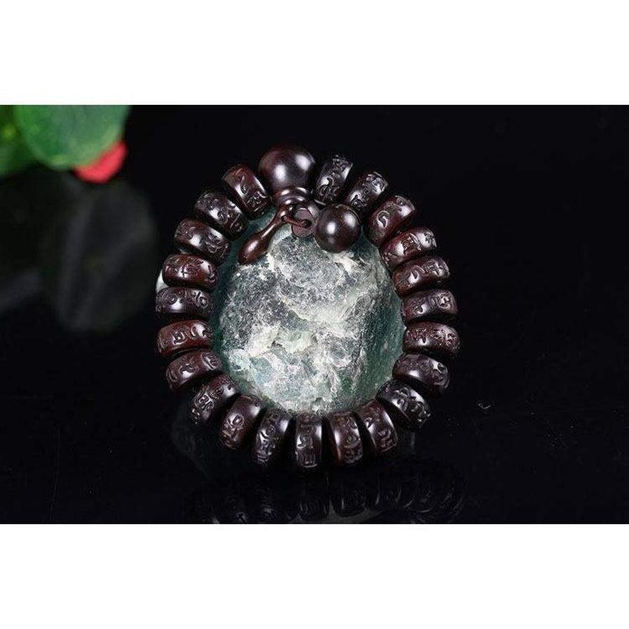 Perles de bois de pêcher avec mantra gravé