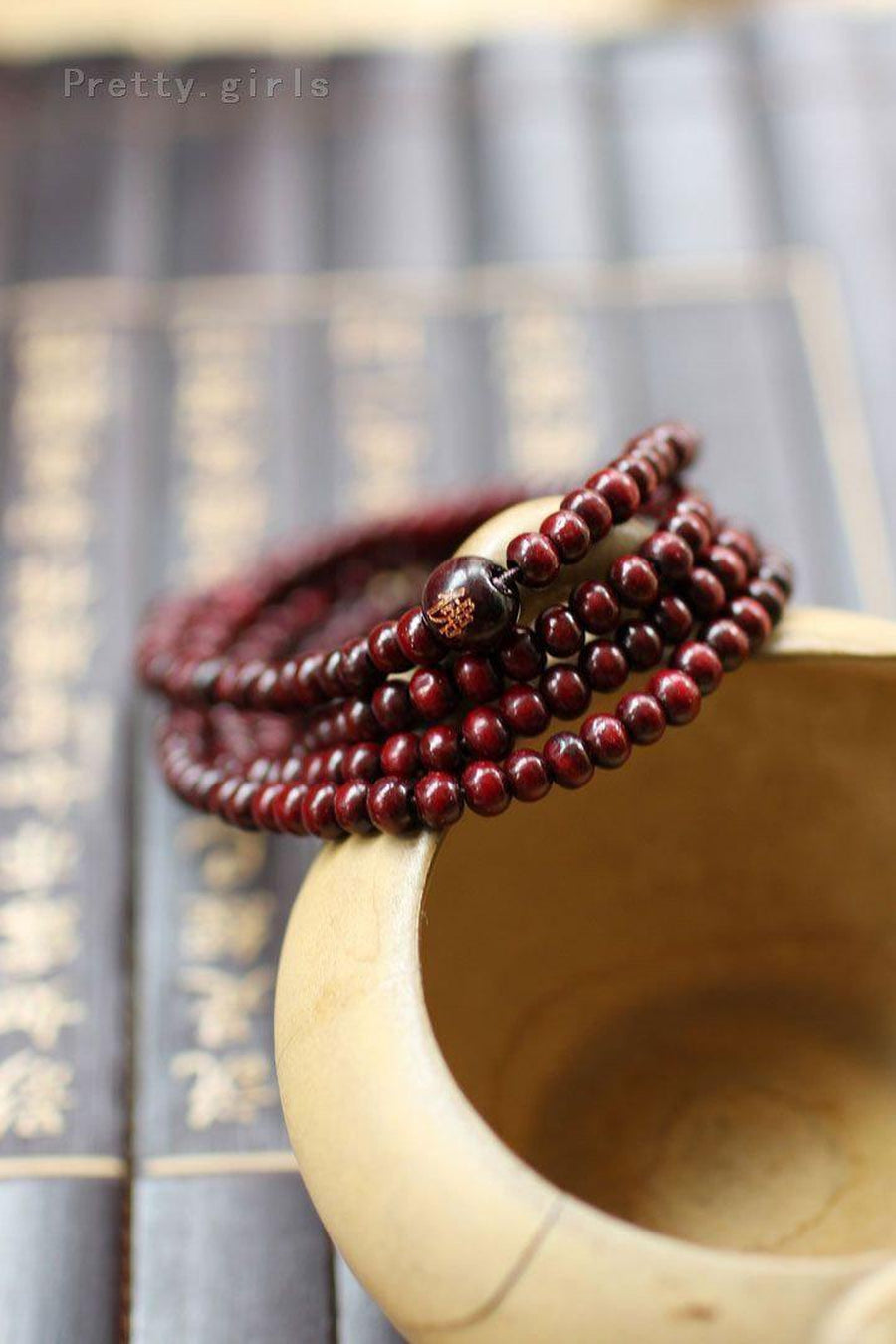 Gros plan sur les perles rouges du bracelet de méditation