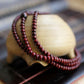 Vue détaillée des perles en bois de santal sur le bracelet