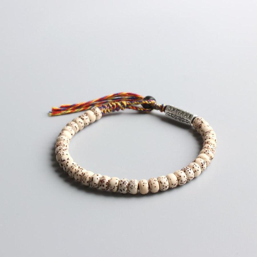 Vue rapprochée des graines de Bodhi et perle cylindrique gravée