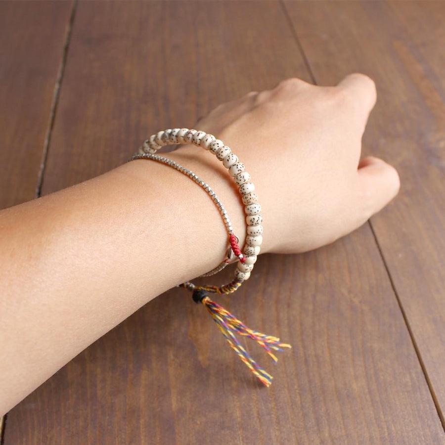 Bracelet de méditation posé sur une surface en bois