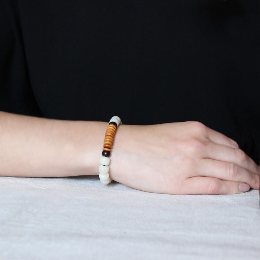 Vue latérale du bracelet artisanal en graines naturelles