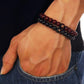 Bracelet en bois de santal rouge sur fond blanc