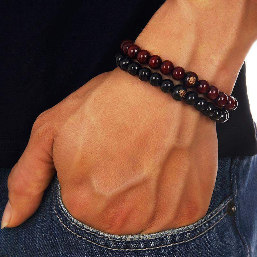 Bracelet en bois de santal rouge sur fond blanc