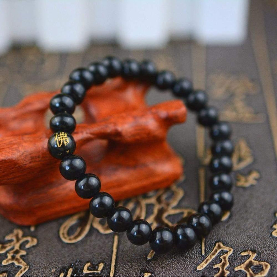 Vue rapprochée des perles en bois de santal rouge