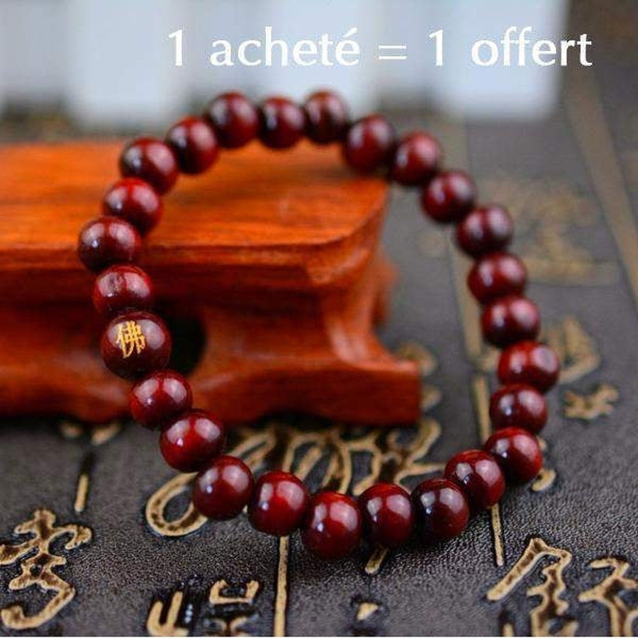 Deux bracelets en bois de santal rouge et noir