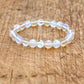Bracelet en cristal naturel avec reflets irisés sur fond blanc