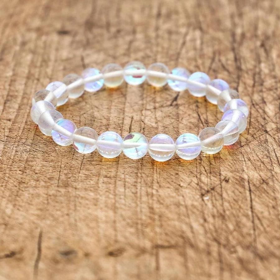 Bracelet en cristal naturel avec reflets irisés sur fond blanc