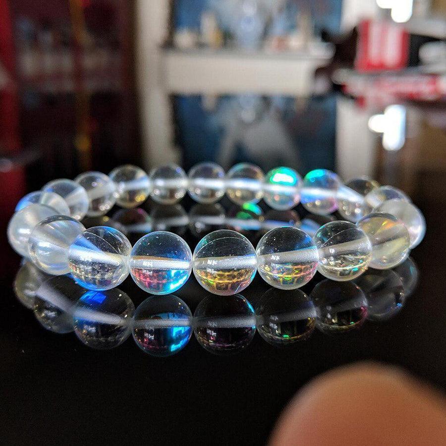 Gros plan sur les perles translucides du bracelet en cristal