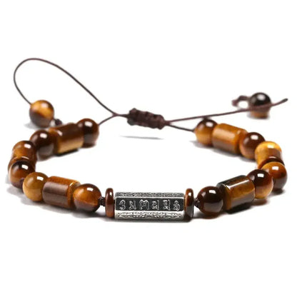 Ensemble du bracelet bouddhiste en Œil de tigre sur fond neutre