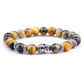 Gros plan sur les perles brunes et jaunes du bracelet