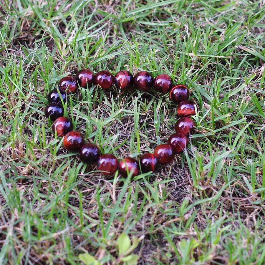 Gros plan sur les perles polies du bracelet élastique
