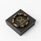 Gros plan sur les perles de 8 mm du bracelet en pierres protectrices