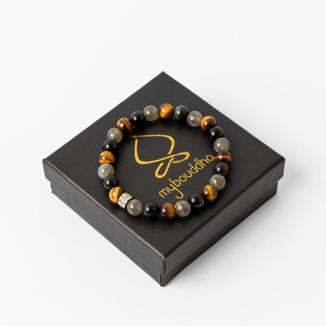 Gros plan sur les perles de 8 mm du bracelet en pierres protectrices