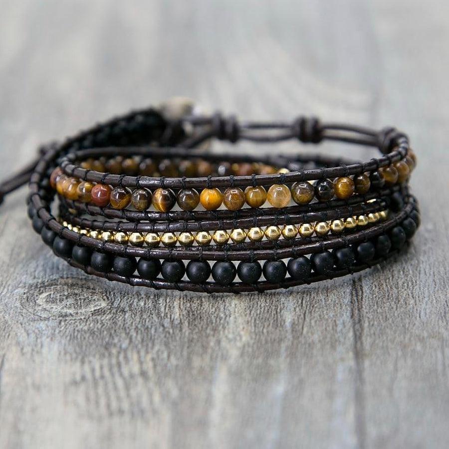 Vue d'ensemble du bracelet en cuir avec pierres protectrices