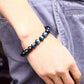 Gros plan sur les perles bleues du bracelet Œil de Faucon