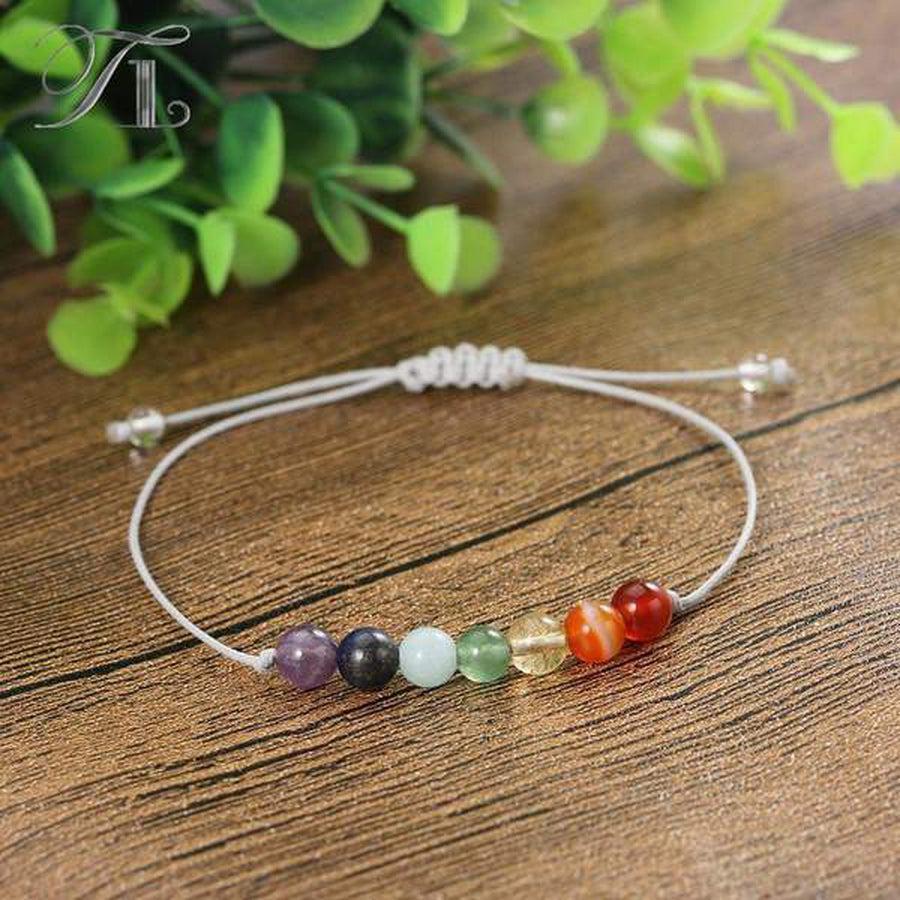 Bracelet 7 Chakras enroulé, mettant en valeur les pierres