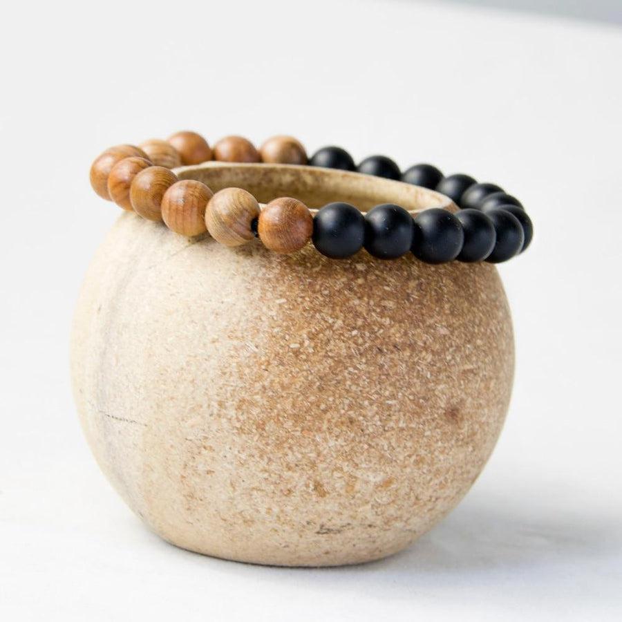 Bracelet en bois et Onyx noir sur fond blanc