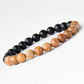 Bracelet élégant en bois et Onyx noir sur surface claire