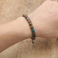 Bracelet ajustable en pierres naturelles sur une surface claire