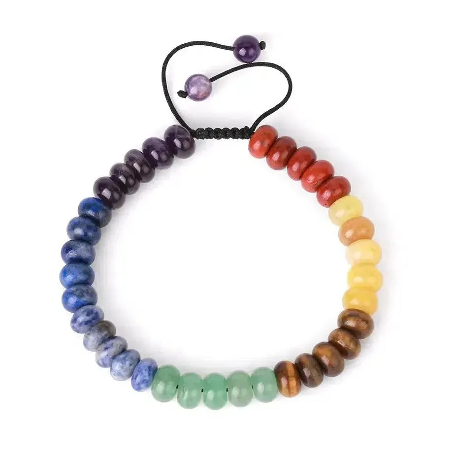 Gros plan sur les pierres du bracelet 7 chakras