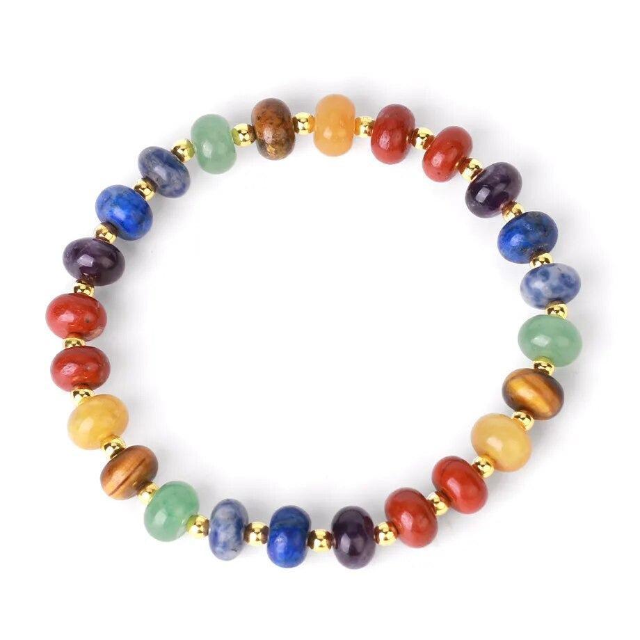 Bracelet 7 chakras posé sur une surface en bois