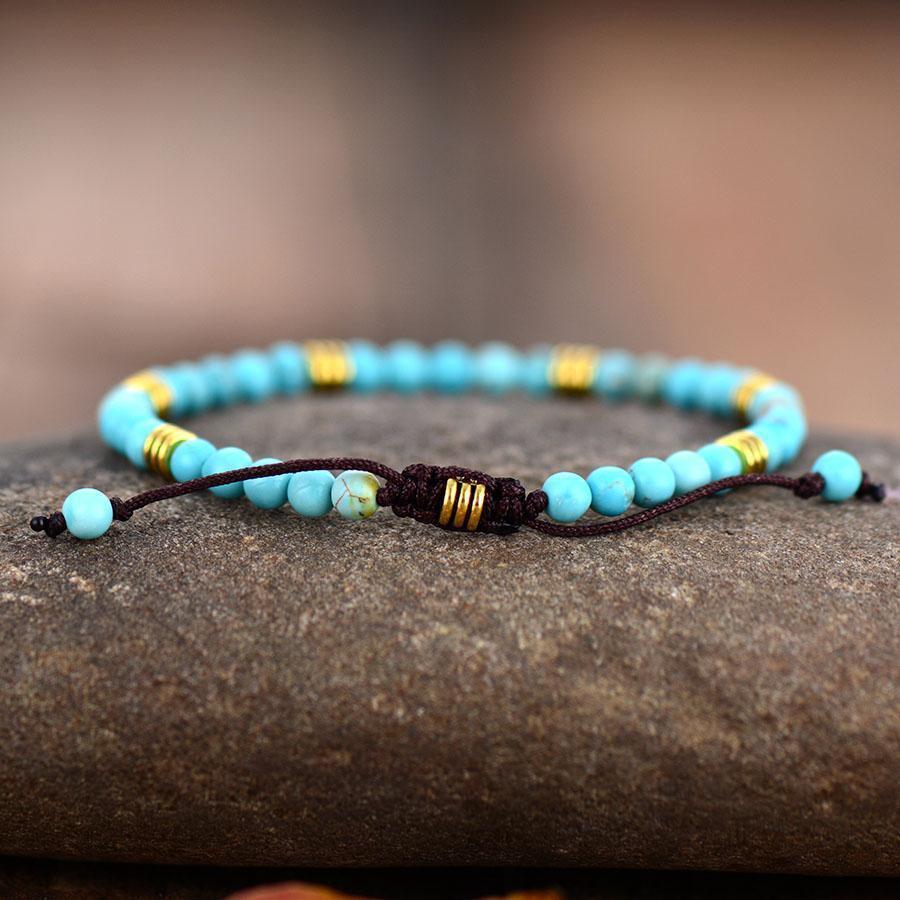 Bracelet turquoise avec perles dorées sur cordon tressé