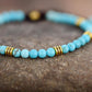 Gros plan sur perles turquoise et dorées du bracelet