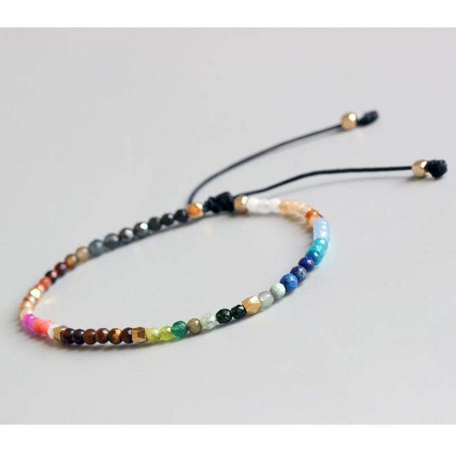 Détail des perles de cristal de roche sur bracelet ajustable
