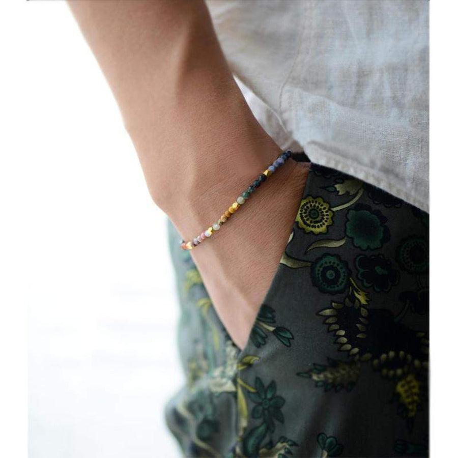 Vue latérale du bracelet artisanal en cristal de roche