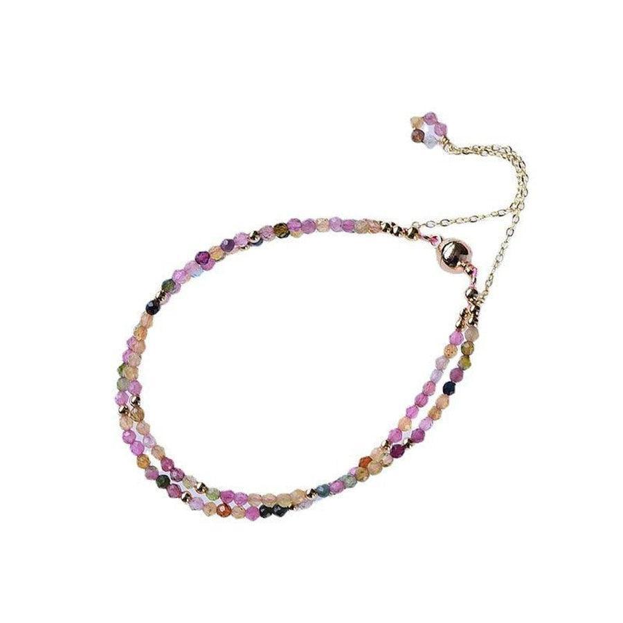 Bracelet en tourmaline multicolore à deux rangs sur fond blanc