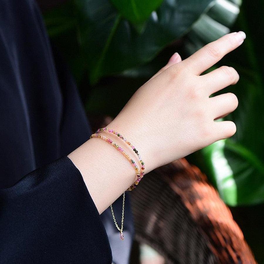 Gros plan sur les pierres colorées du bracelet en tourmaline