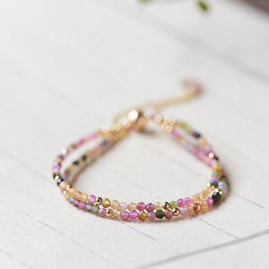 Bracelet ajustable en tourmaline multicolore, posé à plat