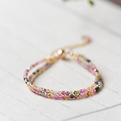 Bracelet ajustable en tourmaline multicolore, posé à plat