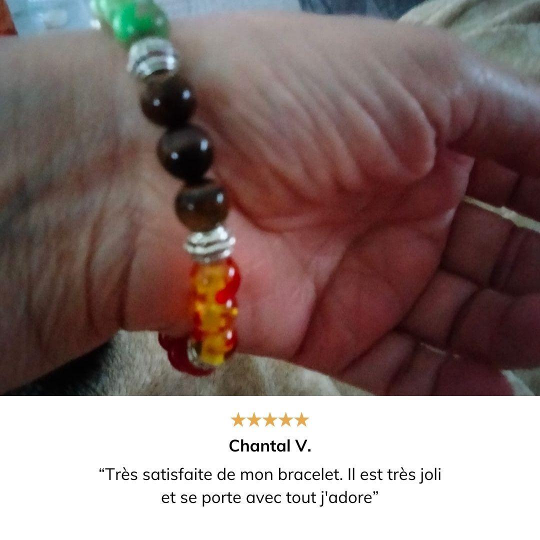 Gros plan sur les pierres du bracelet équilibrant les chakras