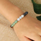 Vue latérale du bracelet chakras sur fond neutre