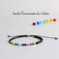 Bracelet chakras en cristal de roche posé sur une surface claire
