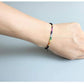Vue latérale du bracelet chakras, montrant les perles et fermoir